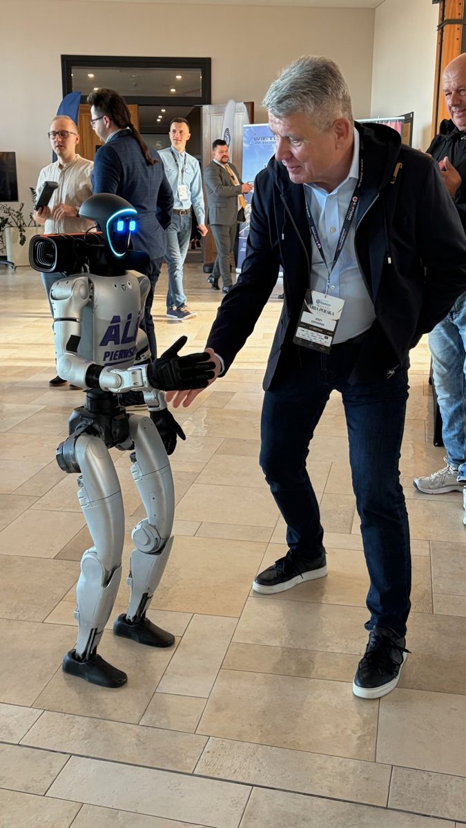 Jerzy z robotem podczas Kongresu MBA Polska 2026