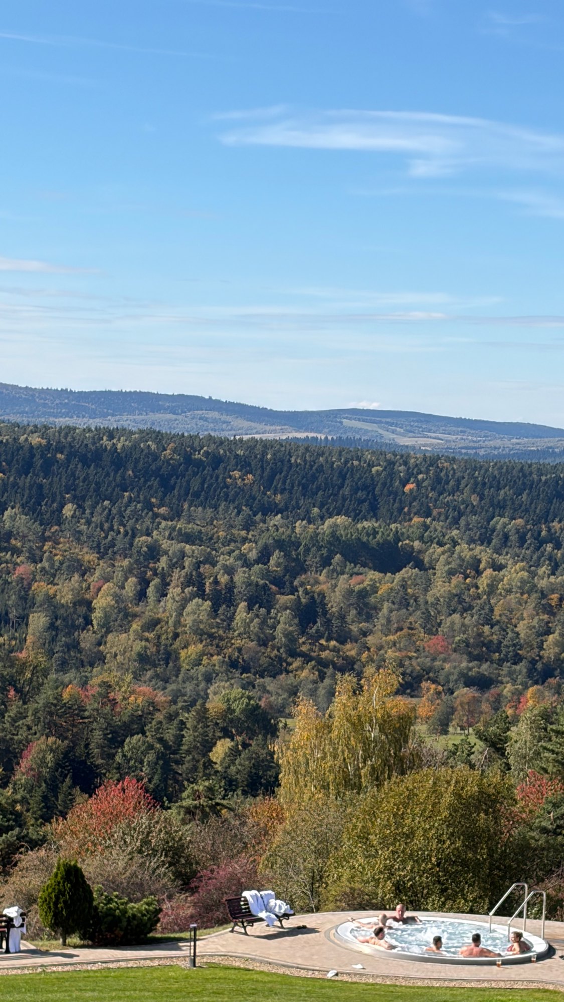 Słoneczny widok na Bieszczady z Hotelu Arłamów